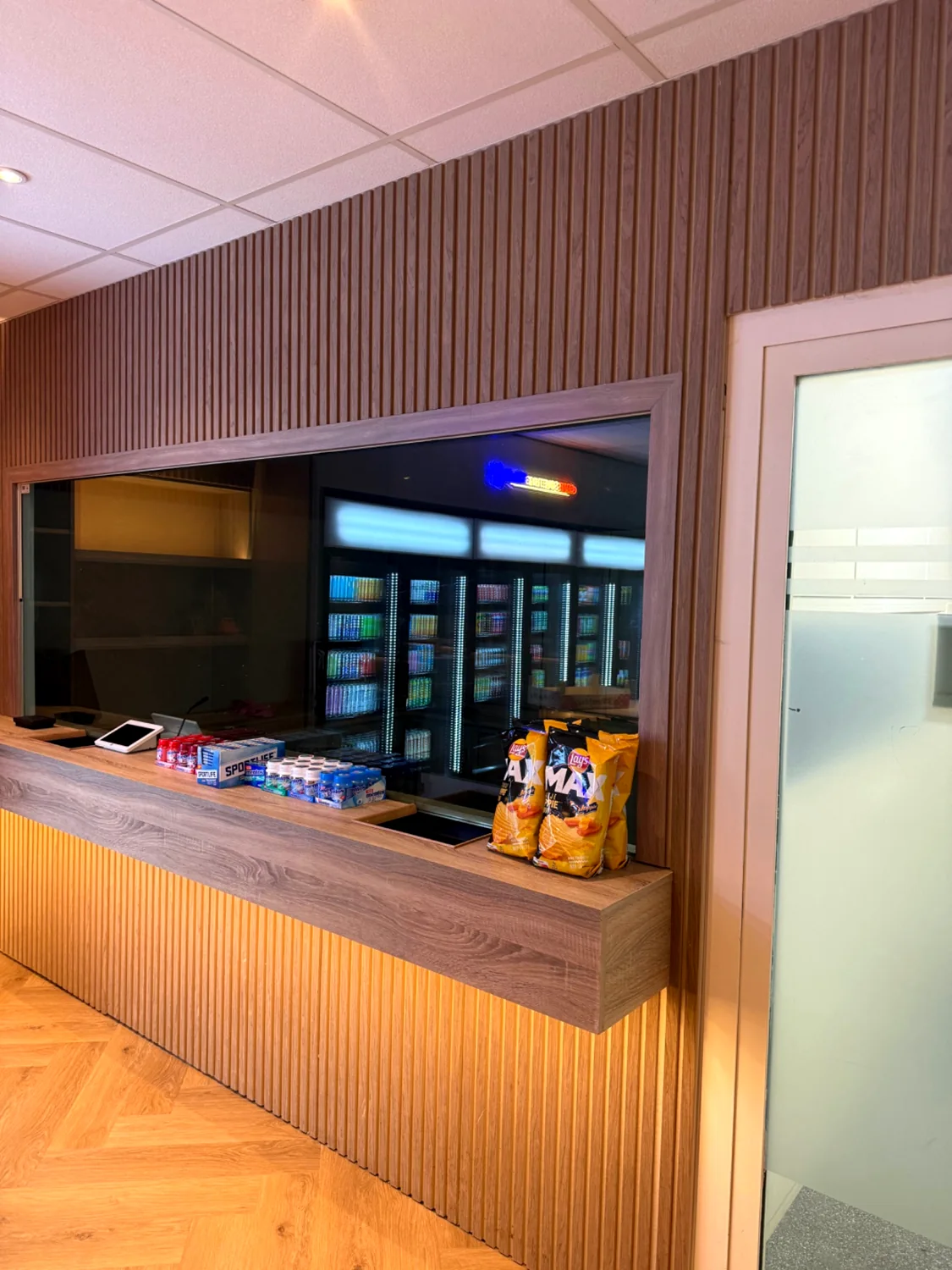 De moderne houten toonbank van Daily Hub