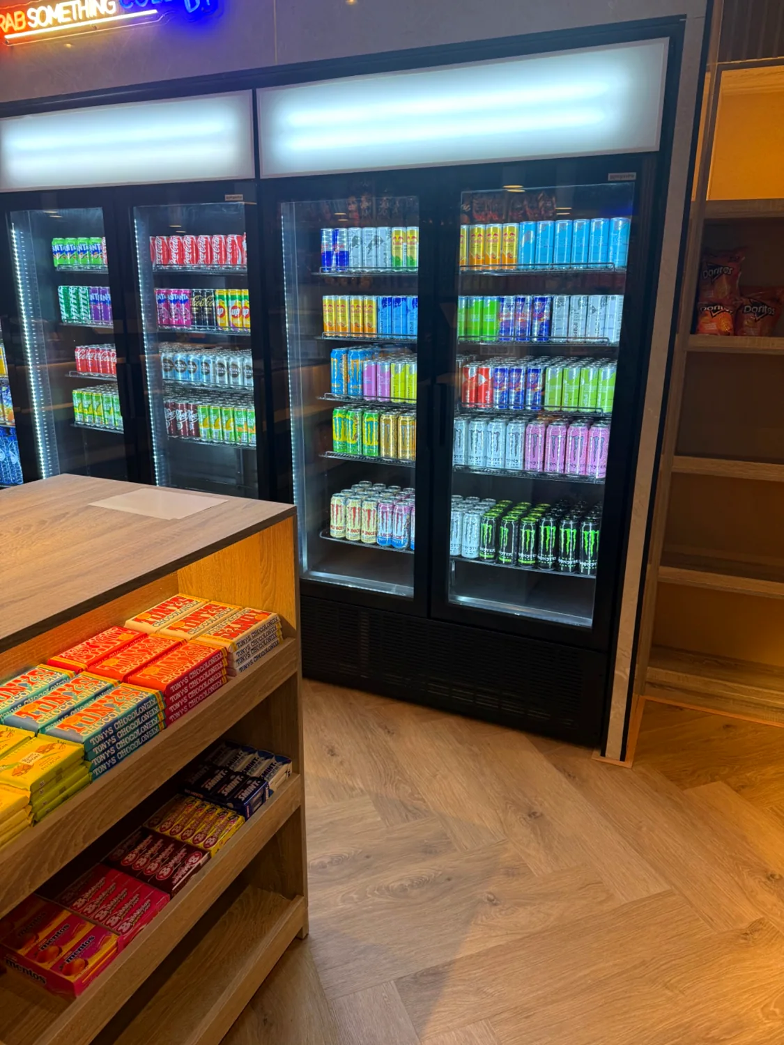 Koelkasten met gekoelde frisdrank en energiedrank